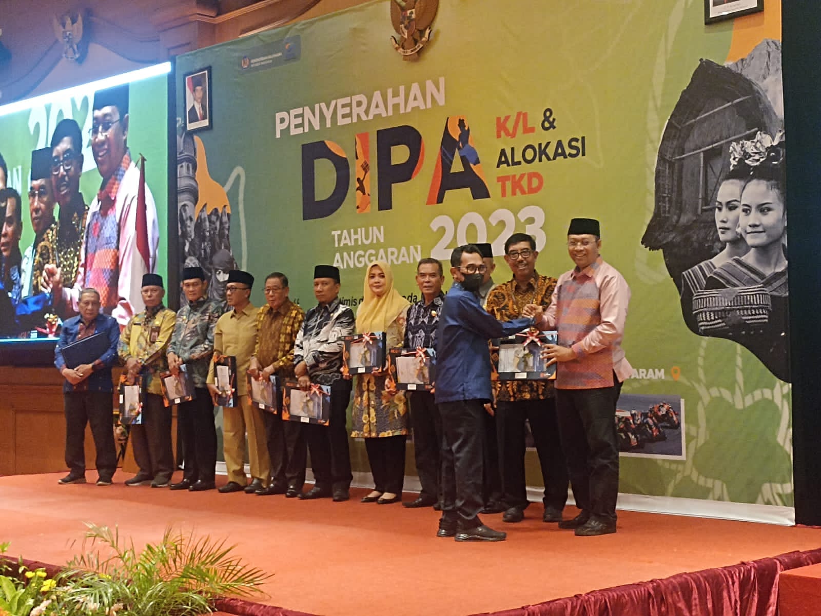 Walikota saat menerima DIPA TKDD Tahun 2023 dari Gubernur NTB, di Hotel Lombok Raya Mataram, Senin (05/12/2022)